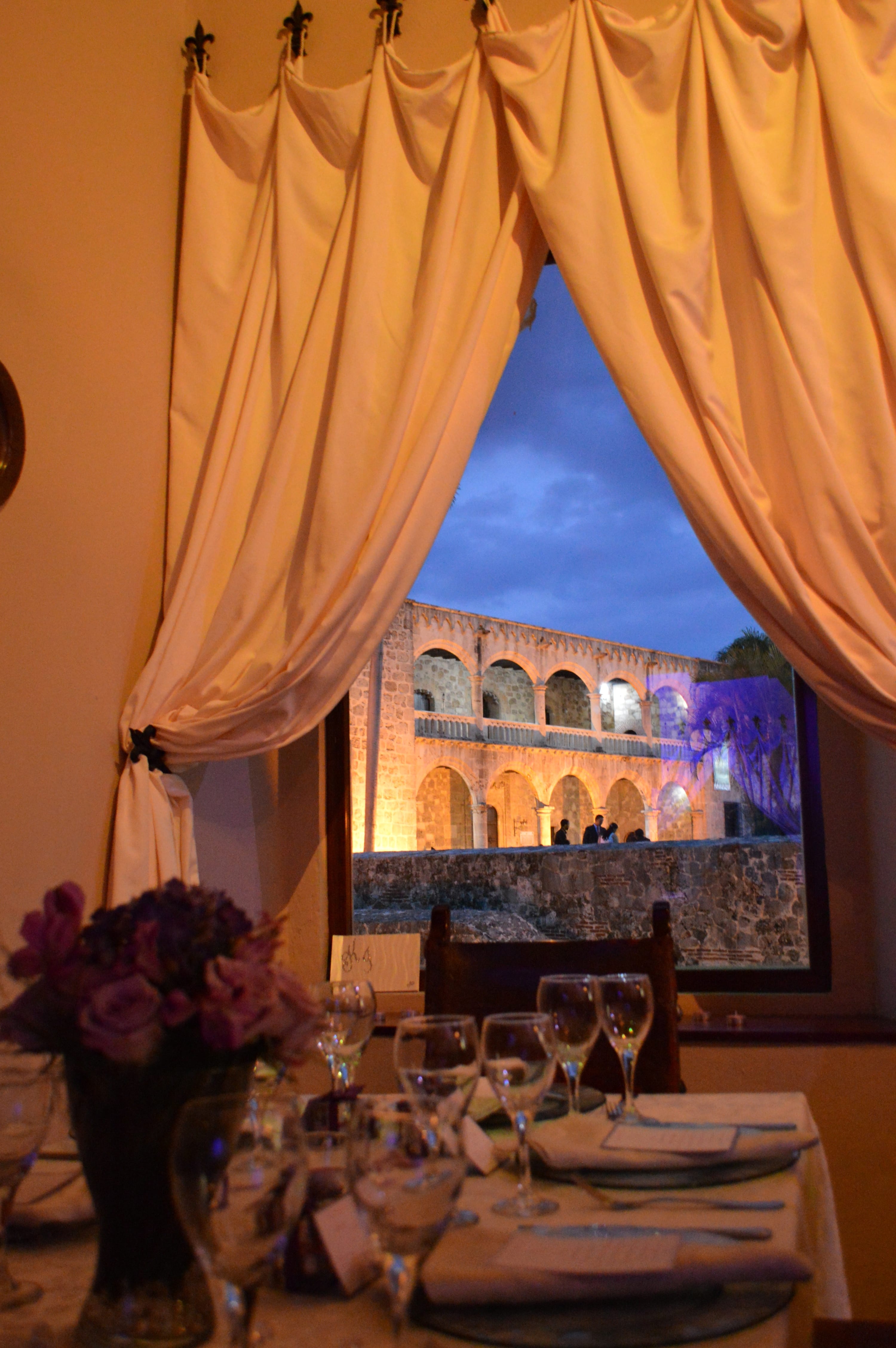 Mesa junto a ventana